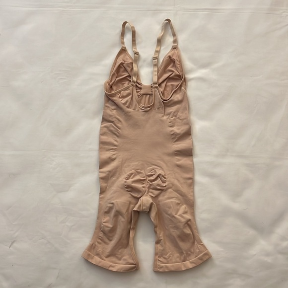 SKIMS SEAMLESS SCULPT MID THIGH BODYSUIT - Picture 3 of 3